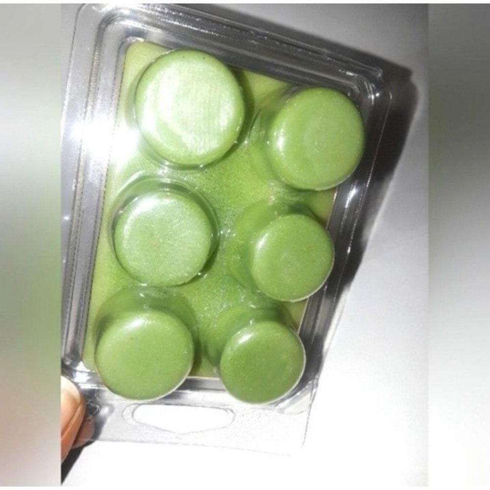 Hand crafted Spring Green waxmelt Rounds - Picture 3 of 4